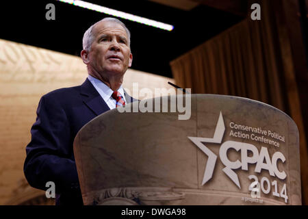 National Harbor, Maryland, USA. 7. März 2014. Pensionierter Oberstleutnant Oliver North spricht während einer Adresse an die Delegierten am konservativen politischen Aktion Konferenz (CPAC). Alamy/Trevor Collens. Stockfoto