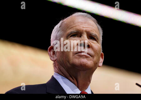 National Harbor, Maryland, USA. 7. März 2014. Pensionierter Oberstleutnant Oliver North spricht während einer Adresse an die Delegierten am konservativen politischen Aktion Konferenz (CPAC). Alamy/Trevor Collens. Stockfoto