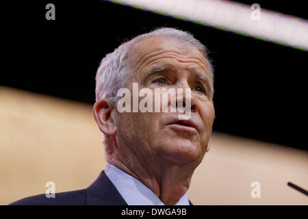 National Harbor, Maryland, USA. 7. März 2014. Pensionierter Oberstleutnant Oliver North spricht während einer Adresse an die Delegierten am konservativen politischen Aktion Konferenz (CPAC). Alamy/Trevor Collens. Stockfoto