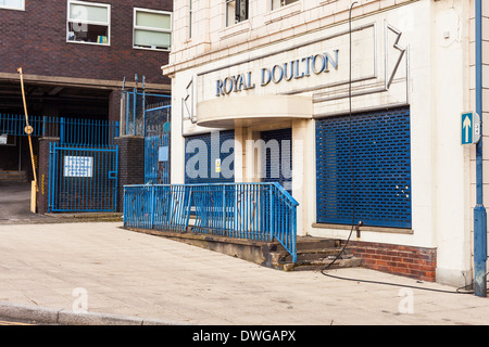 Royal Doulton Fabrikladen im Art Deco Stil. Die ehemalige Royal Doulton Fabrik wird abgerissen. Nile Street Burslem schüren Stockfoto