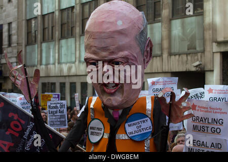 Westminster London, UK. 7. März 2014. Tausende von Rechtsanwälten in England und Wales inszeniert ein Ausstand zum zweiten Mal innerhalb eines Jahres um über Regierung vorgeschlagenen Kürzungen an den Kosten der Prozesskostenhilfe und Gebühren für Anwälte, 200 Millionen Pfund Kredit zu speichern zu protestieren: Amer Ghazzal/Alamy Live-Nachrichten Stockfoto