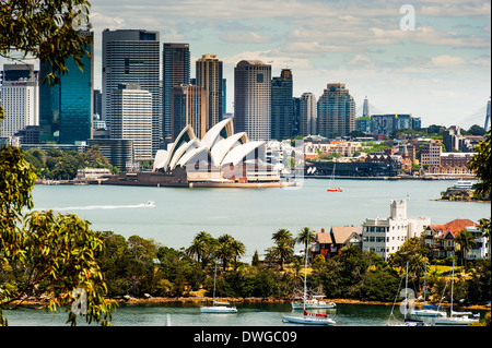 Blick auf die Skyline von Sydney Taronga Zoo, mit dem Sydney Opera House und dem central Business District entnommen. Stockfoto