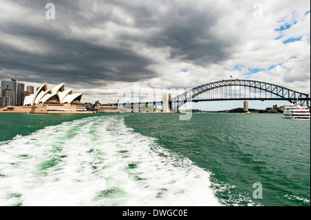 Skyline von Sydney an einem bewölkten Frühlingsmorgen, genommen von der Rückseite von einem lokalen Fähren Stockfoto