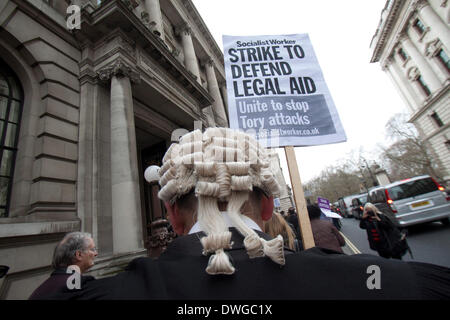 Westminster London, UK. 7. März 2014. Tausende von Rechtsanwälten in England und Wales inszeniert ein Ausstand zum zweiten Mal innerhalb eines Jahres um über Regierung vorgeschlagenen Kürzungen an den Kosten der Prozesskostenhilfe und Gebühren für Anwälte, 200 Millionen Pfund Kredit zu speichern zu protestieren: Amer Ghazzal/Alamy Live-Nachrichten Stockfoto