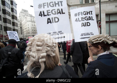 Westminster London, UK. 7. März 2014. Tausende von Rechtsanwälten in England und Wales inszeniert ein Ausstand zum zweiten Mal innerhalb eines Jahres um über Regierung vorgeschlagenen Kürzungen an den Kosten der Prozesskostenhilfe und Gebühren für Anwälte, 200 Millionen Pfund Kredit zu speichern zu protestieren: Amer Ghazzal/Alamy Live-Nachrichten Stockfoto