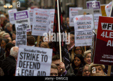 Westminster London, UK. 7. März 2014. Tausende von Rechtsanwälten in England und Wales inszeniert ein Ausstand zum zweiten Mal innerhalb eines Jahres um über Regierung vorgeschlagenen Kürzungen an den Kosten der Prozesskostenhilfe und Gebühren für Anwälte, 200 Millionen Pfund Kredit zu speichern zu protestieren: Amer Ghazzal/Alamy Live-Nachrichten Stockfoto