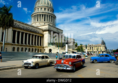 Alte amerikanische Autos vor Capitolio, Havanna, Kuba Stockfoto