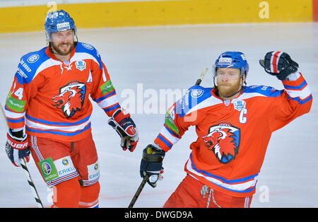 Prag, Tschechische Republik. 7. März 2014. Nathan Oystrick (links) und Jiri Novotny von Lev Prag abgebildet während des Spiels KHL Lev Prag Vs, die Medvescak Zagreb in Prag, Tschechische Republik, auf Freitag, 7. März 2014 gespielt. Bildnachweis: Michal Dolezal/CTK Foto/Alamy Live-Nachrichten Stockfoto