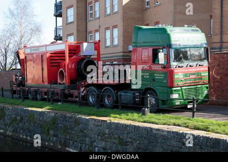 Bridgwater Docks, Somerset, UK. 7. März 2014. Niederländische Vanheck-Pumpe für ihre hin-und Rückfahrt zurück nach Holland am Freitag, 7. März 2014 in Bridgwater Docks auf einen wartenden LKW verladen. Die Hochleistungs-Pumpe wurde von der Umweltagentur Mitte Februar als Vorsichtsmaßnahme zu Pumpwasser zurück in den Fluß Parrett Überflutung des Bridgewater Kanals zu verhindern installiert. Dies folgt die schwersten Überschwemmungen auf der Somerset Levels in lebendige Geschichte. Bildnachweis: Nick Kabel/Alamy Live-Nachrichten Stockfoto