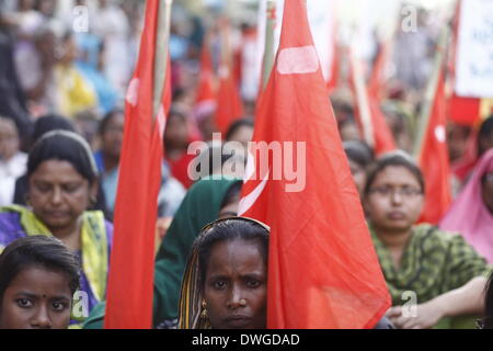 Dhaka, Bangladesch, 7. März 2014: Frauen nehmen Teil in der kommunistischen Partei aus Bangladesch Rallye zum internationalen Frauentag mit Fahnen und Schilder mit den weltweit anerkannten Kommunismus Symbolen der Hammer und Sichel. Die kommunistische Partei von Bangladesch organisiert einen internationalen Frauentag-Tages-Rallye vor dem Datum selbst anspruchsvolle Widerstand gegen alle Arten von Unterdrückung, Diskriminierung und Gewalt gegen Frauen. Stockfoto