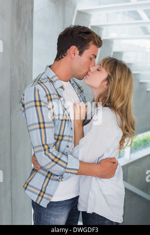 Seitenansicht von einem liebenden paar küssen Stockfoto
