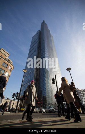 Heron-Tower Bishopsgate, London mit Massen von Pendler Stockfoto