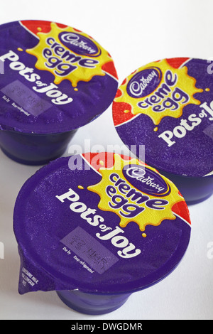 Cadbury Creme Ei set Pots of Joy auf weißem Hintergrund Stockfoto