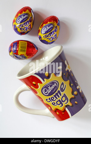 Cadbury Creme Ei Becher mit Cadbury Creme Ei Eiern isoliert auf weißem Hintergrund Stockfoto