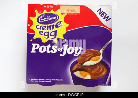 Cadbury Creme Egg Töpfe der Freude isoliert auf weißem Hintergrund Stockfoto