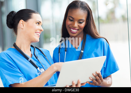 zwei hübsche Krankenschwestern mit Laptop-computer Stockfoto