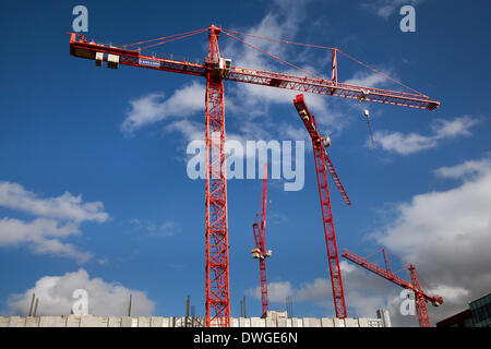 Sky Tower Krane in Manchester März 2014. Carillion 1st Street Development. Nummer eins der First Street Colin Spofforth Acrobat Skyline Skulpturen, eine prestigeträchtige Regenerationsstätte im Bau. Stockfoto