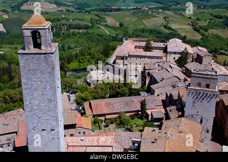 Ein Blick von der Torre Grossa über der mittelalterlichen Stadt San Gimignano mit dem Glockenturm im Vordergrund, Siena, Toskana Stockfoto