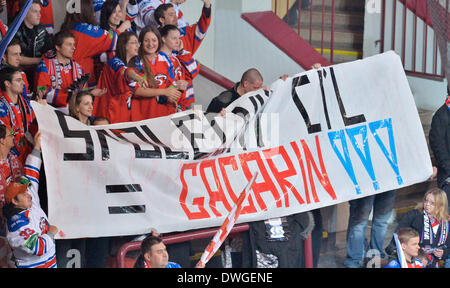 Prag, Tschechische Republik. 7. März 2014. Fans von Lev gelten während der KHL Lev Prag Vs Medvescak Zagreb in Prag, Tschechische Republik, am Freitag, 7. März 2014 gespielt übereinstimmen. Bildnachweis: Michal Dolezal/CTK Foto/Alamy Live-Nachrichten Stockfoto