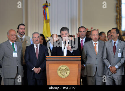 Bogota, Kolumbien. 7. März 2014. Bild zur Verfügung gestellt von Kolumbiens Präsidentschaft zeigt, dass Colombian President Juan Manuel Santos (C) eine Rede nach einem Treffen mit internationalen Beobachter gibt, die bei den Parlamentswahlen am Sonntag, den 9. März, den Präsidentenpalast in Bogota, die Hauptstadt von Kolumbien, am 7. März 2014 stattfinden wird teilnehmen wird. Bildnachweis: Javier Casella/Kolumbien? s Präsidentschaft/Xinhua/Alamy Live-Nachrichten Stockfoto