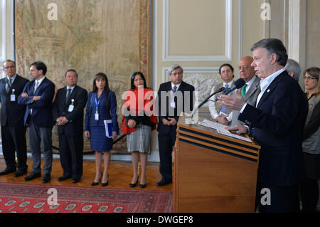 Bogota, Kolumbien. 7. März 2014. Bild zur Verfügung gestellt von Kolumbiens Präsidentschaft zeigt, dass Colombian President Juan Manuel Santos (R) liefert eine Rede über die kommenden Parlamentswahlen am Sonntag, den 9. März, den Präsidentenpalast in Bogota, die Hauptstadt von Kolumbien, am 7. März 2014 stattfinden wird. Bildnachweis: Javier Casella/Kolumbien? s Präsidentschaft/Xinhua/Alamy Live-Nachrichten Stockfoto