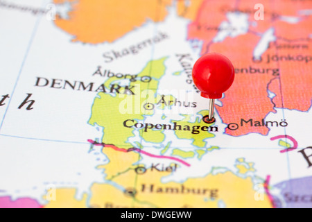 Runde rote Daumen gestochen eingeklemmt durch Kopenhagen in Dänemark Karte. Teil der Kollektion deckt alle wichtige Hauptstädten Europas. Stockfoto