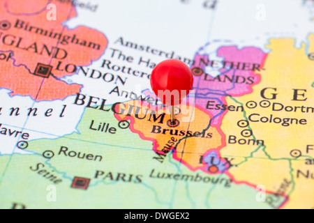 Runde rote Daumen gestochen eingeklemmt durch Brüssel in Belgien Karte. Teil der Kollektion deckt alle wichtige Hauptstädten Europas. Stockfoto