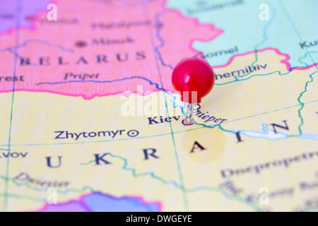 Runde rote Daumen gestochen eingeklemmt durch Stadt Kiew in der Ukraine Karte. Teil der Kollektion deckt alle wichtige Hauptstädten Europas. Stockfoto