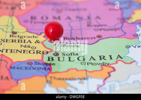 Runde rote Daumen gestochen eingeklemmt durch Sofia in Bulgarien Karte. Teil der Kollektion deckt alle wichtige Hauptstädten Europas. Stockfoto