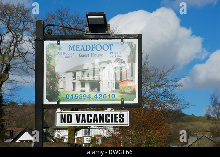 Hängende Zeichen für Meadfoot Guest House, Stadt Windermere, Lake District National Park, Cumbria, England UK Stockfoto