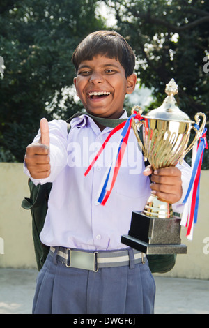 1 indische Kind Schüler stehend mit Trophäe Stockfoto