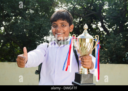 1 indische Kind Schüler stehend mit Trophäe Stockfoto