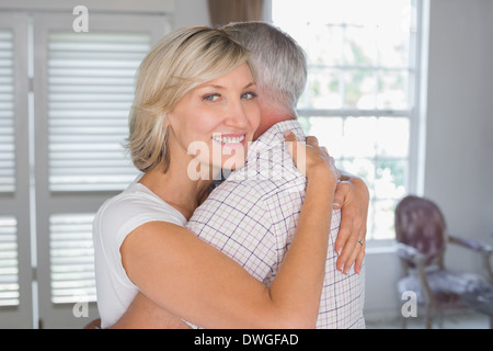 Älteres Paar umarmen zu Hause Stockfoto