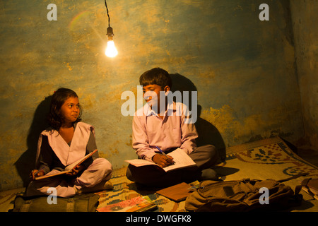 indischer ländlichen Student in der Nacht zu Hause lesen Stockfoto