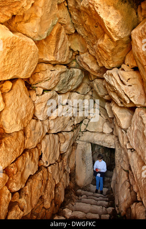 Kommen aus dem Tunnel der unterirdischen Zisterne in antiken Mykene (Mykines), Argolis (Argolis), Peloponnes, Griechenland. Stockfoto