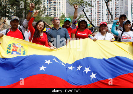 Caracas, Venezuela. 7. März 2014. Regierungsangestellte nehmen Teil an einer Demonstration, die Berg-Baracken zu spät Venezuelas Präsident Hugo Chavez in Caracas, der Hauptstadt Venezuelas, am 7. März 2014 würdigen. Bildnachweis: AVN/Xinhua/Alamy Live-Nachrichten Stockfoto