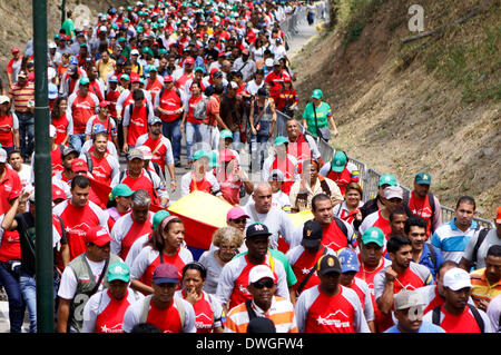 Caracas, Venezuela. 7. März 2014. Regierungsangestellte nehmen Teil an einer Demonstration, die Berg-Baracken zu spät Venezuelas Präsident Hugo Chavez in Caracas, der Hauptstadt Venezuelas, am 7. März 2014 würdigen. Bildnachweis: AVN/Xinhua/Alamy Live-Nachrichten Stockfoto