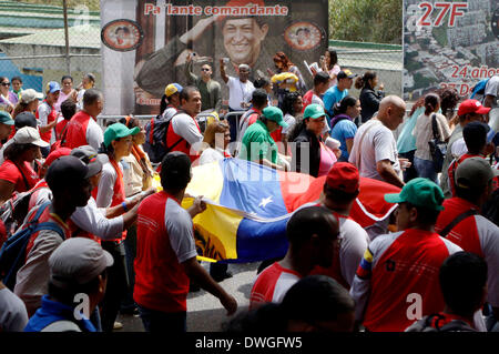 Caracas, Venezuela. 7. März 2014. Regierungsangestellte nehmen Teil an einer Demonstration, die Berg-Baracken zu spät Venezuelas Präsident Hugo Chavez in Caracas, der Hauptstadt Venezuelas, am 7. März 2014 würdigen. Bildnachweis: AVN/Xinhua/Alamy Live-Nachrichten Stockfoto