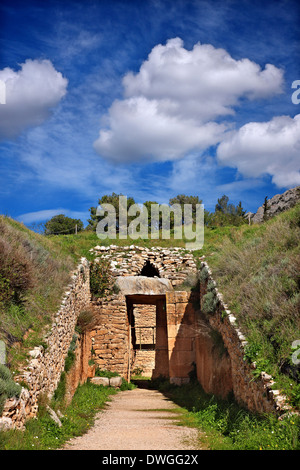 Das Kuppelgrab 'des Aigisthos' (Dach eingestürzt), antiken Mykene (Mykines), Argolis (Argolis), Peloponnes, Griechenland. Stockfoto