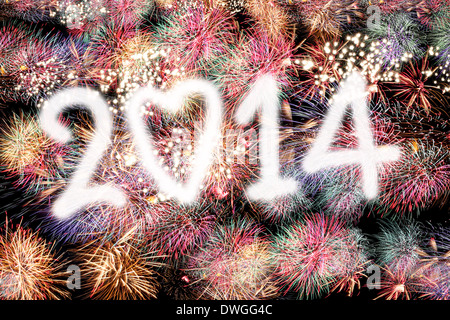 Mischen Sie Feuerwerk und Text von zwei tausend und vierzehn ins Dunkel. Stockfoto