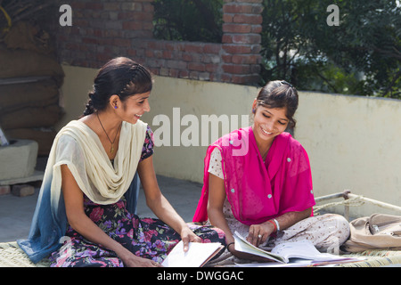 Indischer ländlichen Student zu Hause lesen Stockfoto
