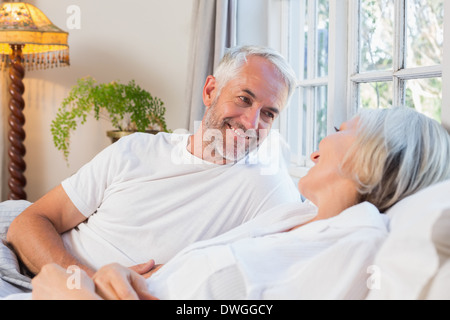 Gerne älteres paar entspannende im Bett Stockfoto