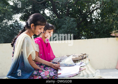 Indischer ländlichen Student zu Hause lesen Stockfoto
