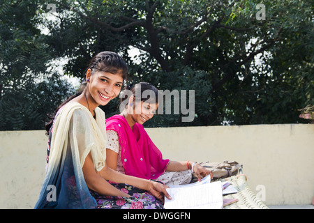 Indischer ländlichen Student zu Hause lesen Stockfoto