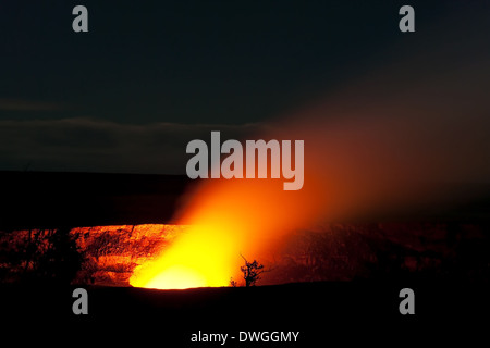 Rauchen-Krater Halemaʻumaʻu Kilauea Vulkan in Hawaii-Volcanoes-Nationalpark auf Big Island in der Nacht Stockfoto