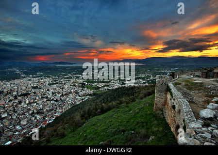 Ansicht von Argos und der Argolischen Golf von der Burg von Larisa ("Burg von Argos'), Argolida (Argolis), Peloponnes, Griechenland. Stockfoto