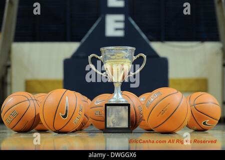 New Haven, Connecticut, USA. 7. März 2014. 7. März 2014 könnte - New Haven, Connecticut / USA - The Ivy League Trophy heute Abend je nach dem Ergebnis aus der NCAA Ivy League vergeben werden, die Basketball-Spiel zwischen dem Harvard Crimson und Yale Bulldogs bei Payne Whitney Gym auf dem Yale-Campus statt. Eric Canha/CSM/Alamy Live-Nachrichten Stockfoto