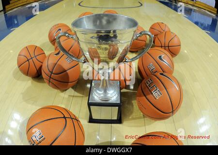 New Haven, Connecticut, USA. 7. März 2014. 7. März 2014 könnte - New Haven, Connecticut / USA - The Ivy League Trophy heute Abend je nach dem Ergebnis aus der NCAA Ivy League vergeben werden, die Basketball-Spiel zwischen dem Harvard Crimson und Yale Bulldogs bei Payne Whitney Gym auf dem Yale-Campus statt. Eric Canha/CSM/Alamy Live-Nachrichten Stockfoto