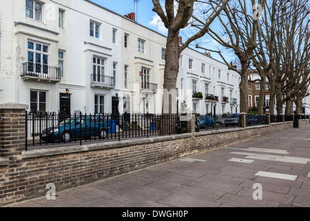 Reihe von typischen weißen Reihenhaus befindet sich in Southwark und Lambeth Road, South London, SE1 Stockfoto