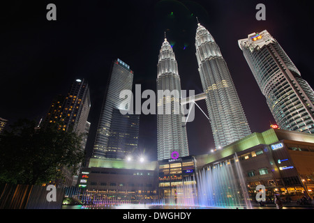 Petronas Twin Towers in Kuala Lumpur bei Nacht Stockfoto